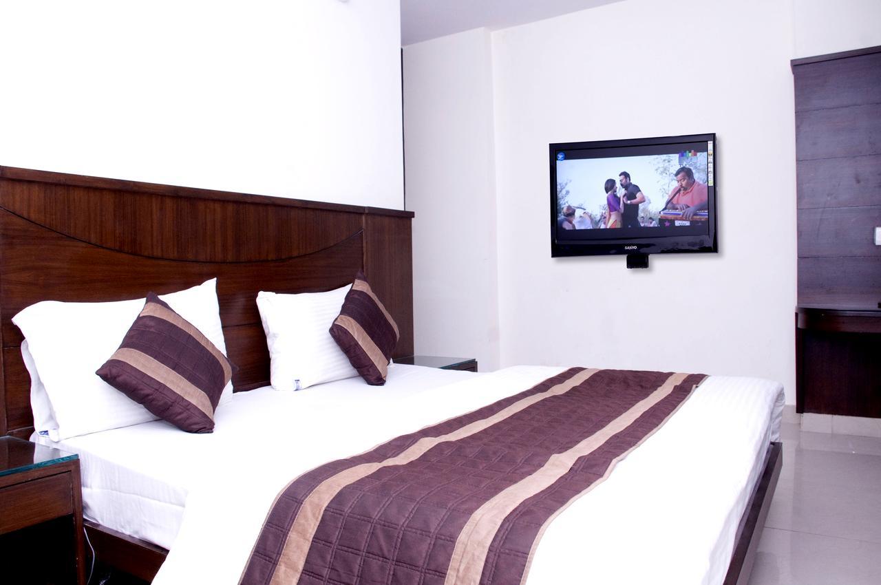 Hotel Usa New Delhi Buitenkant foto