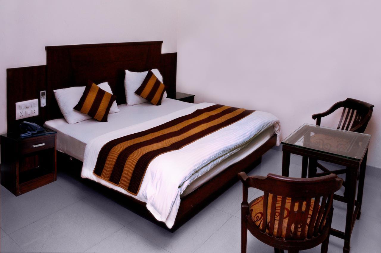 Hotel Usa New Delhi Buitenkant foto